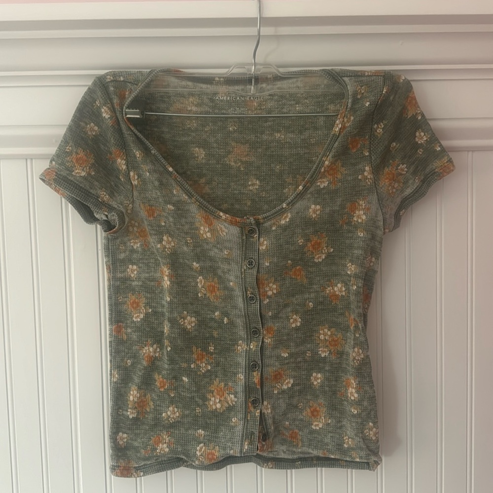 American Eagle green floral T-shirt